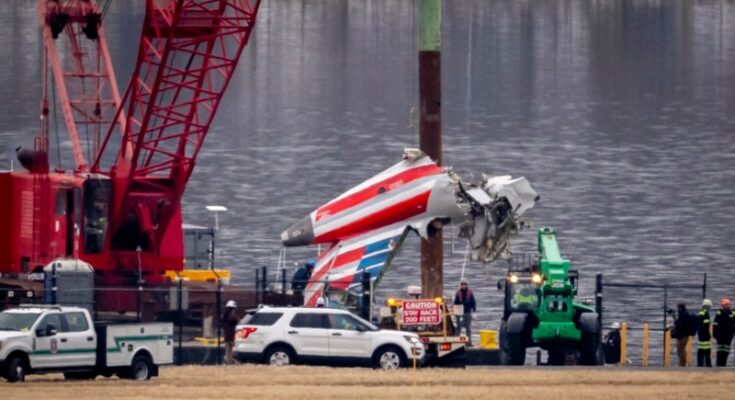 Trump culpa al “obsoleto” sistema de control aéreo por colisión de avión y helicóptero en Washington Trump culpa al “obsoleto” sistema de control aéreo por colisión de avión y helicóptero en Washington